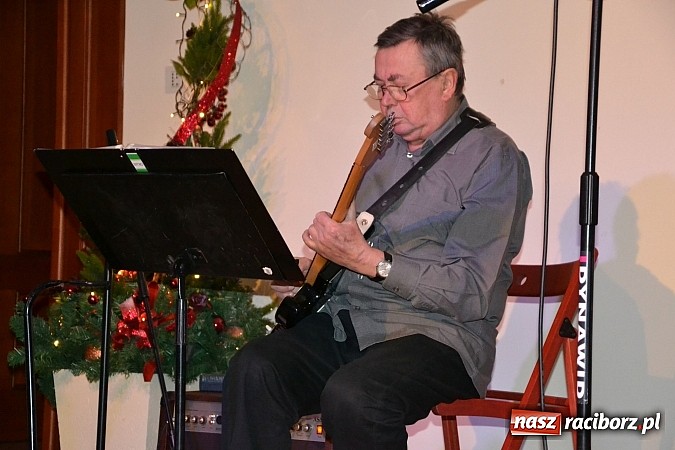 Zdjęcie w galerii na portalu naszraciborz.pl: Grupa Bez Nazwy kolędowała na zamku  wiadomości z regionu