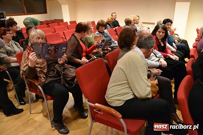 Zdjęcie w galerii na portalu naszraciborz.pl: Grupa Bez Nazwy kolędowała na zamku  wiadomości z regionu