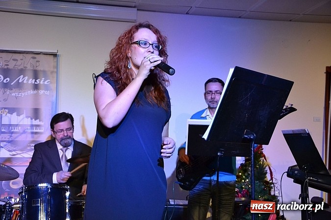 Zdjęcie w galerii na portalu naszraciborz.pl: Grupa Bez Nazwy kolędowała na zamku  wiadomości z regionu