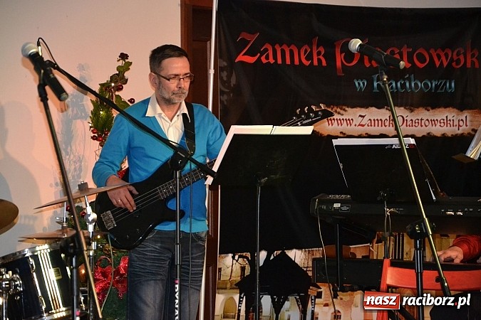 Zdjęcie w galerii na portalu naszraciborz.pl: Grupa Bez Nazwy kolędowała na zamku  wiadomości z regionu