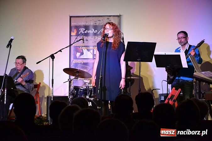 Zdjęcie w galerii na portalu naszraciborz.pl: Grupa Bez Nazwy kolędowała na zamku  wiadomości z regionu