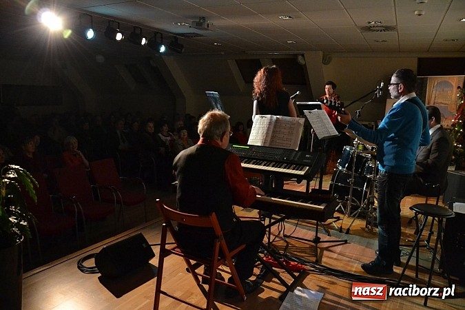 Zdjęcie w galerii na portalu naszraciborz.pl: Grupa Bez Nazwy kolędowała na zamku  wiadomości z regionu