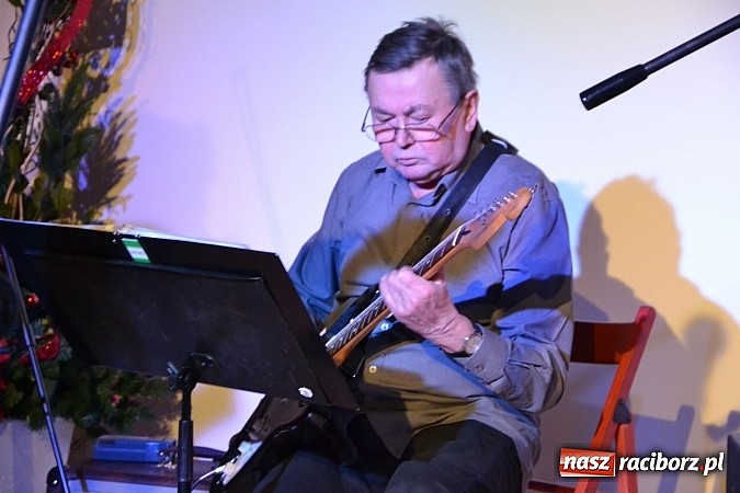 Zdjęcie w galerii na portalu naszraciborz.pl: Grupa Bez Nazwy kolędowała na zamku  wiadomości z regionu