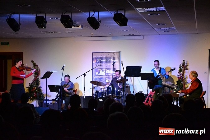 Zdjęcie w galerii na portalu naszraciborz.pl: Grupa Bez Nazwy kolędowała na zamku  wiadomości z regionu