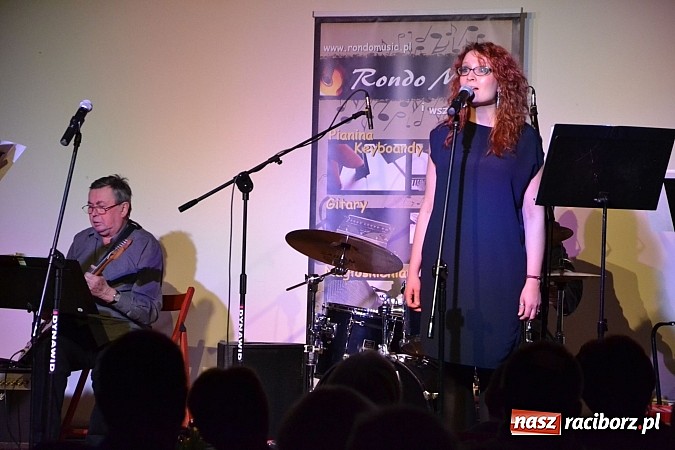 Zdjęcie w galerii na portalu naszraciborz.pl: Grupa Bez Nazwy kolędowała na zamku  wiadomości z regionu