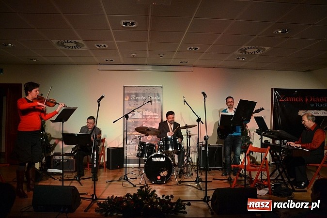 Zdjęcie w galerii na portalu naszraciborz.pl: Grupa Bez Nazwy kolędowała na zamku  wiadomości z regionu