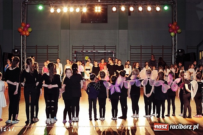 Zdjęcie w galerii na portalu naszraciborz.pl: IX Karnawałowa Rewia Tańca w Arenie Rafako - najmłodsi pokazali swój kunszt na parkiecie wiadomości z regionu