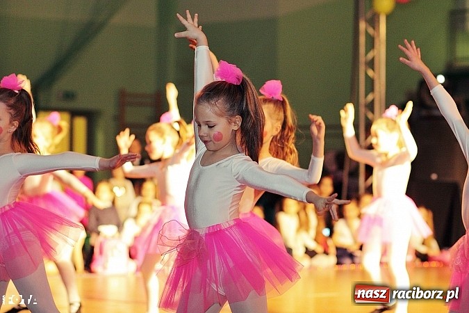 Zdjęcie w galerii na portalu naszraciborz.pl: IX Karnawałowa Rewia Tańca w Arenie Rafako - najmłodsi pokazali swój kunszt na parkiecie wiadomości z regionu