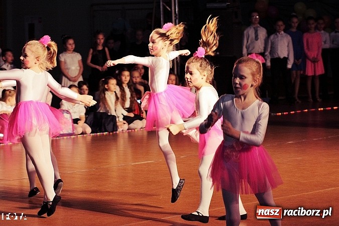 Zdjęcie w galerii na portalu naszraciborz.pl: IX Karnawałowa Rewia Tańca w Arenie Rafako - najmłodsi pokazali swój kunszt na parkiecie wiadomości z regionu