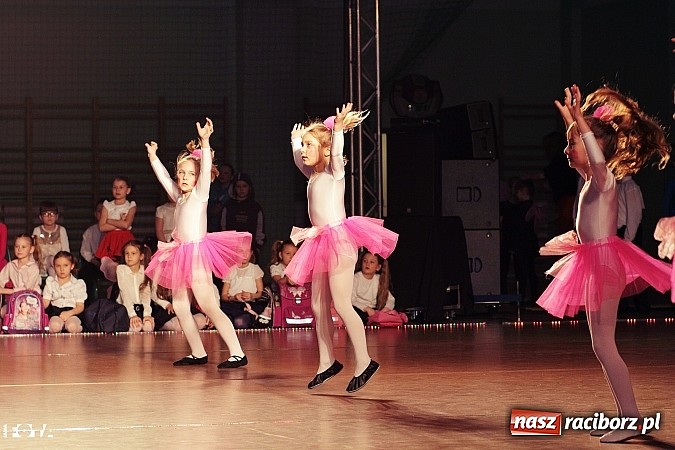 Zdjęcie w galerii na portalu naszraciborz.pl: IX Karnawałowa Rewia Tańca w Arenie Rafako - najmłodsi pokazali swój kunszt na parkiecie wiadomości z regionu