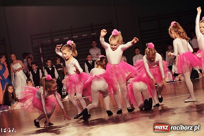 Zdjęcie w galerii na portalu naszraciborz.pl: IX Karnawałowa Rewia Tańca w Arenie Rafako - najmłodsi pokazali swój kunszt na parkiecie wiadomości z regionu