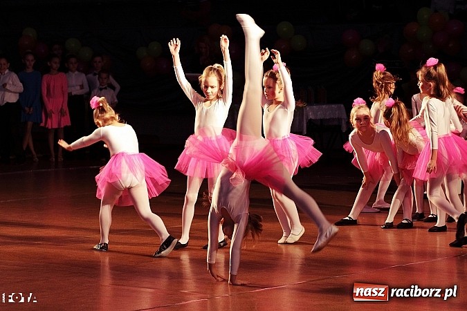 Zdjęcie w galerii na portalu naszraciborz.pl: IX Karnawałowa Rewia Tańca w Arenie Rafako - najmłodsi pokazali swój kunszt na parkiecie wiadomości z regionu