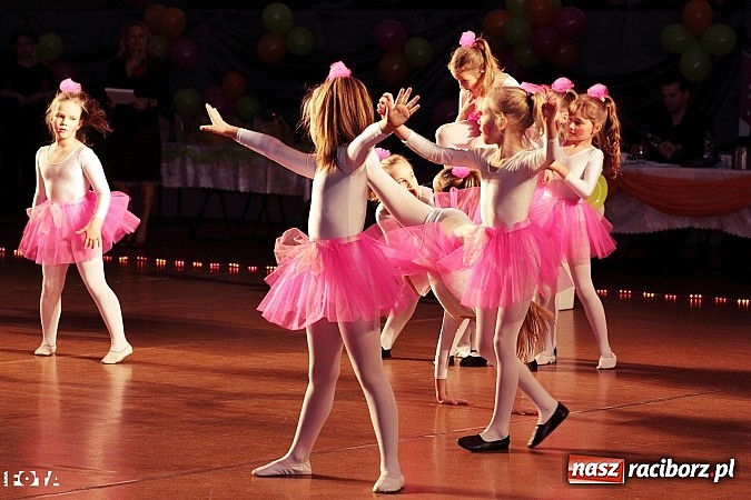 Zdjęcie w galerii na portalu naszraciborz.pl: IX Karnawałowa Rewia Tańca w Arenie Rafako - najmłodsi pokazali swój kunszt na parkiecie wiadomości z regionu
