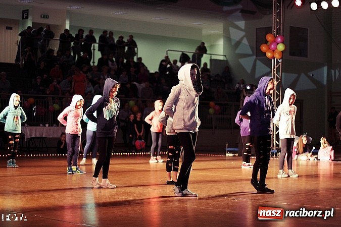 Zdjęcie w galerii na portalu naszraciborz.pl: IX Karnawałowa Rewia Tańca w Arenie Rafako - najmłodsi pokazali swój kunszt na parkiecie wiadomości z regionu