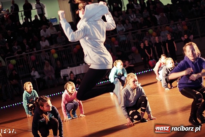 Zdjęcie w galerii na portalu naszraciborz.pl: IX Karnawałowa Rewia Tańca w Arenie Rafako - najmłodsi pokazali swój kunszt na parkiecie wiadomości z regionu