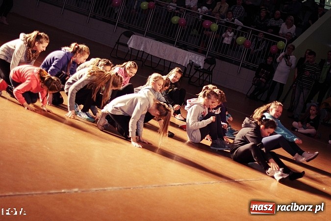 Zdjęcie w galerii na portalu naszraciborz.pl: IX Karnawałowa Rewia Tańca w Arenie Rafako - najmłodsi pokazali swój kunszt na parkiecie wiadomości z regionu