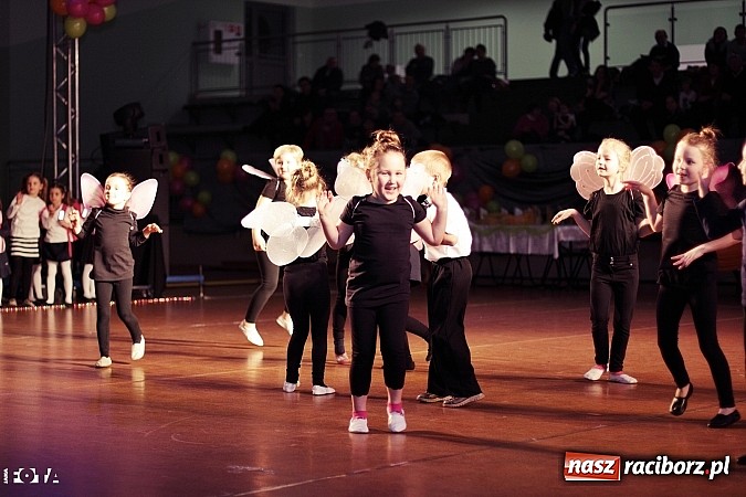 Zdjęcie w galerii na portalu naszraciborz.pl: IX Karnawałowa Rewia Tańca w Arenie Rafako - najmłodsi pokazali swój kunszt na parkiecie wiadomości z regionu