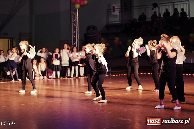 Zdjęcie w galerii na portalu naszraciborz.pl: IX Karnawałowa Rewia Tańca w Arenie Rafako - najmłodsi pokazali swój kunszt na parkiecie wiadomości z regionu