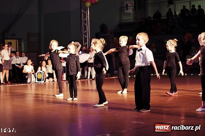 Zdjęcie w galerii na portalu naszraciborz.pl: IX Karnawałowa Rewia Tańca w Arenie Rafako - najmłodsi pokazali swój kunszt na parkiecie wiadomości z regionu