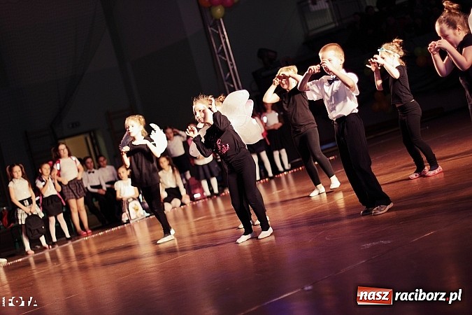 Zdjęcie w galerii na portalu naszraciborz.pl: IX Karnawałowa Rewia Tańca w Arenie Rafako - najmłodsi pokazali swój kunszt na parkiecie wiadomości z regionu