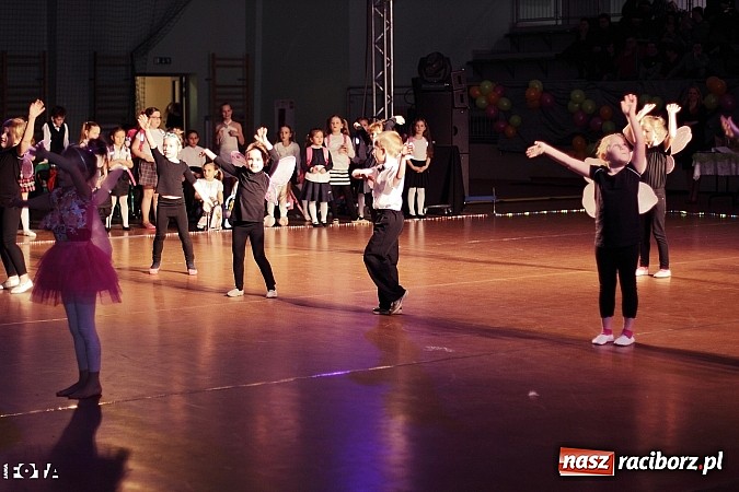 Zdjęcie w galerii na portalu naszraciborz.pl: IX Karnawałowa Rewia Tańca w Arenie Rafako - najmłodsi pokazali swój kunszt na parkiecie wiadomości z regionu