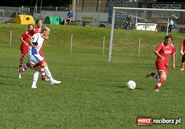 Zdjęcie w galerii na portalu naszraciborz.pl: Bezradne Słowaczki - festiwal goli w Nędzy wiadomości z regionu