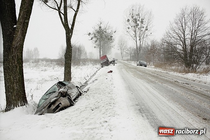 Zdjęcie w galerii na portalu naszraciborz.pl: Zima wróciła z wielkim hukiem - kolizja trzech pojazdów na drodze Nędza-Szymocice! wiadomości z regionu