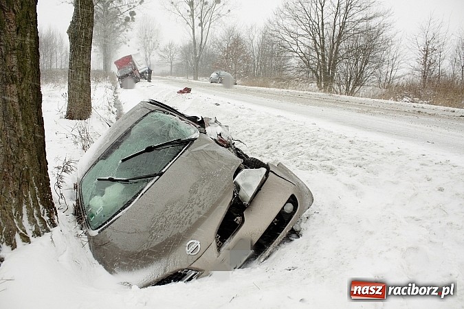 Zdjęcie w galerii na portalu naszraciborz.pl: Zima wróciła z wielkim hukiem - kolizja trzech pojazdów na drodze Nędza-Szymocice! wiadomości z regionu