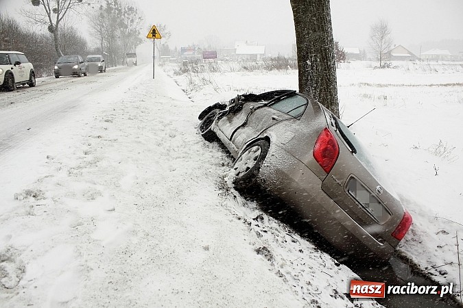 Zdjęcie w galerii na portalu naszraciborz.pl: Zima wróciła z wielkim hukiem - kolizja trzech pojazdów na drodze Nędza-Szymocice! wiadomości z regionu