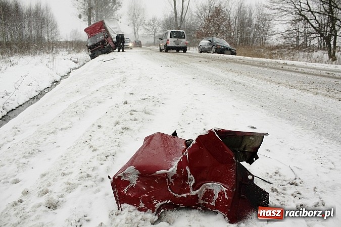 Zdjęcie w galerii na portalu naszraciborz.pl: Zima wróciła z wielkim hukiem - kolizja trzech pojazdów na drodze Nędza-Szymocice! wiadomości z regionu