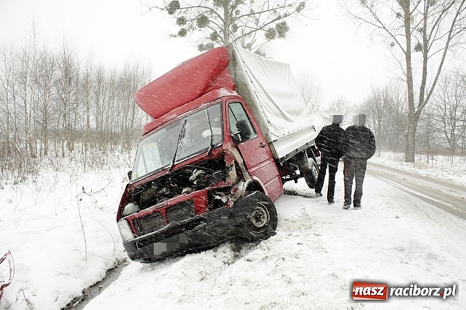 Zdjęcie w galerii na portalu naszraciborz.pl: Zima wróciła z wielkim hukiem - kolizja trzech pojazdów na drodze Nędza-Szymocice! wiadomości z regionu