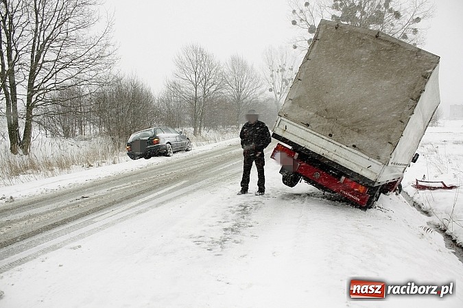 Zdjęcie w galerii na portalu naszraciborz.pl: Zima wróciła z wielkim hukiem - kolizja trzech pojazdów na drodze Nędza-Szymocice! wiadomości z regionu