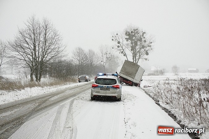 Zdjęcie w galerii na portalu naszraciborz.pl: Zima wróciła z wielkim hukiem - kolizja trzech pojazdów na drodze Nędza-Szymocice! wiadomości z regionu