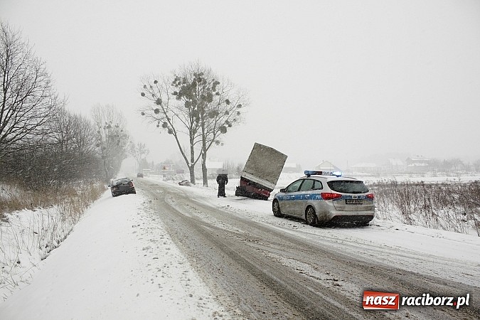 Zdjęcie w galerii na portalu naszraciborz.pl: Zima wróciła z wielkim hukiem - kolizja trzech pojazdów na drodze Nędza-Szymocice! wiadomości z regionu