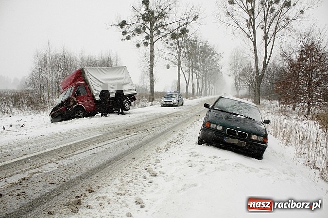 Zdjęcie w galerii na portalu naszraciborz.pl: Zima wróciła z wielkim hukiem - kolizja trzech pojazdów na drodze Nędza-Szymocice! wiadomości z regionu