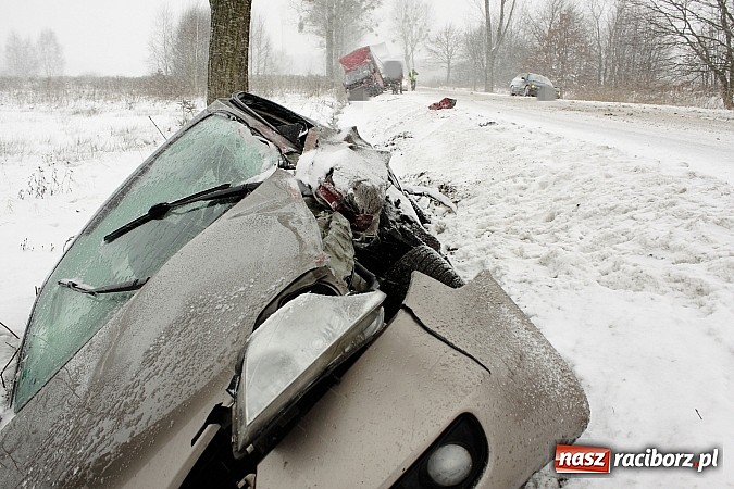 Zdjęcie w galerii na portalu naszraciborz.pl: Zima wróciła z wielkim hukiem - kolizja trzech pojazdów na drodze Nędza-Szymocice! wiadomości z regionu