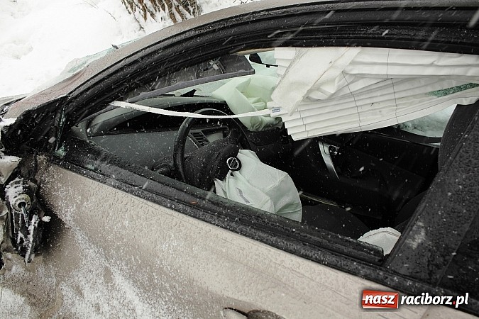 Zdjęcie w galerii na portalu naszraciborz.pl: Zima wróciła z wielkim hukiem - kolizja trzech pojazdów na drodze Nędza-Szymocice! wiadomości z regionu