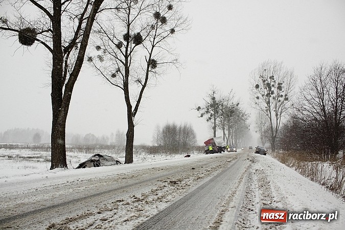 Zdjęcie w galerii na portalu naszraciborz.pl: Zima wróciła z wielkim hukiem - kolizja trzech pojazdów na drodze Nędza-Szymocice! wiadomości z regionu