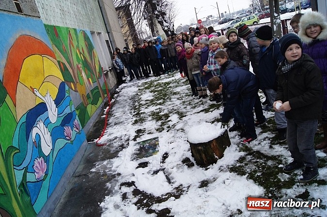 Zdjęcie w galerii na portalu naszraciborz.pl: Młodzi promują na muralu gminę Nędza wiadomości z regionu