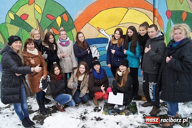 Zdjęcie w galerii na portalu naszraciborz.pl: Młodzi promują na muralu gminę Nędza wiadomości z regionu