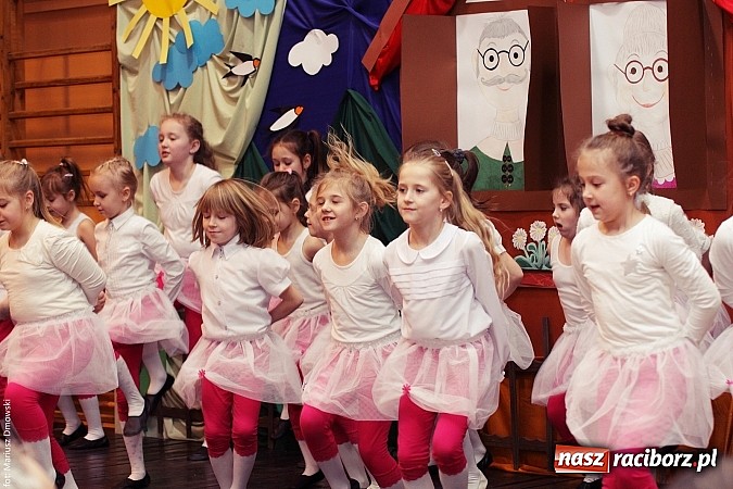 Zdjęcie w galerii na portalu naszraciborz.pl: Krzanowickie dzieci wystąpiły dla swoich babć i dziadków wiadomości z regionu