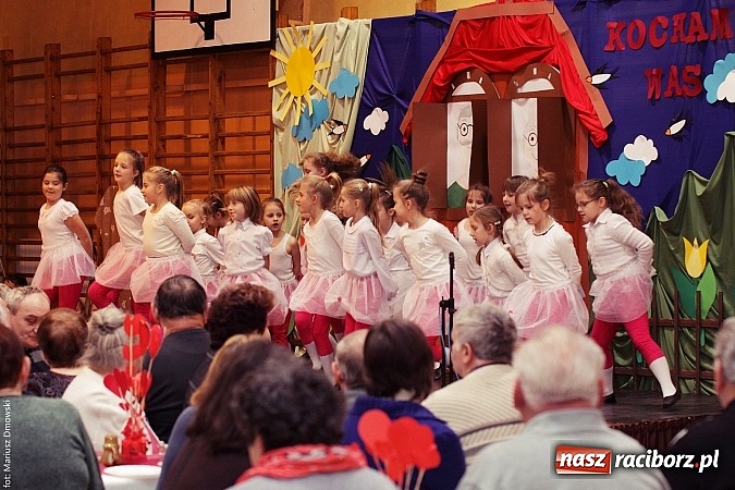 Zdjęcie w galerii na portalu naszraciborz.pl: Krzanowickie dzieci wystąpiły dla swoich babć i dziadków wiadomości z regionu