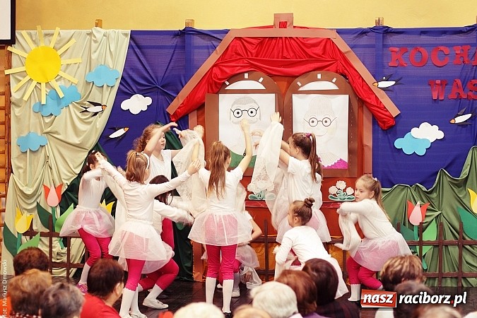 Zdjęcie w galerii na portalu naszraciborz.pl: Krzanowickie dzieci wystąpiły dla swoich babć i dziadków wiadomości z regionu