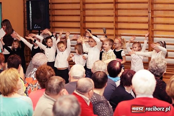 Zdjęcie w galerii na portalu naszraciborz.pl: Krzanowickie dzieci wystąpiły dla swoich babć i dziadków wiadomości z regionu