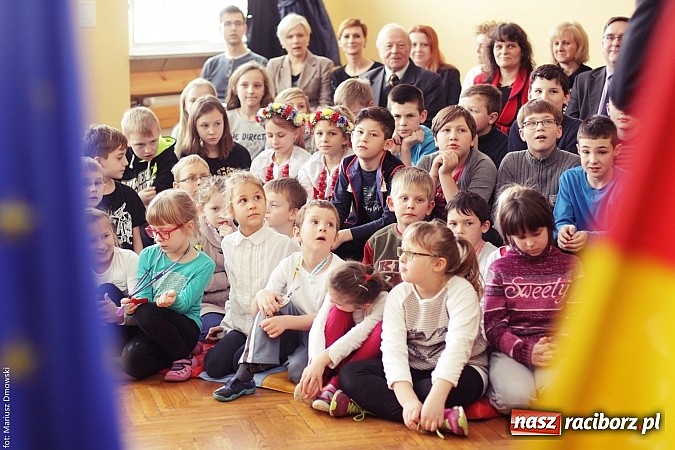 Zdjęcie w galerii na portalu naszraciborz.pl: Konsul Niemiec w szkole w Studziennej  wiadomości z regionu