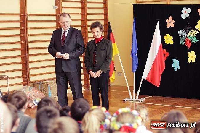 Zdjęcie w galerii na portalu naszraciborz.pl: Konsul Niemiec w szkole w Studziennej  wiadomości z regionu