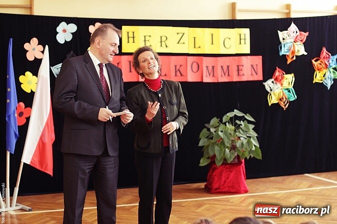 Zdjęcie w galerii na portalu naszraciborz.pl: Konsul Niemiec w szkole w Studziennej  wiadomości z regionu