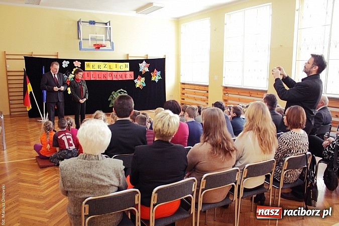 Zdjęcie w galerii na portalu naszraciborz.pl: Konsul Niemiec w szkole w Studziennej  wiadomości z regionu