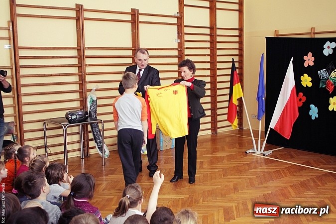 Zdjęcie w galerii na portalu naszraciborz.pl: Konsul Niemiec w szkole w Studziennej  wiadomości z regionu