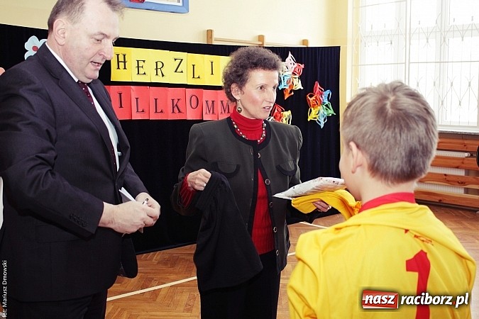 Zdjęcie w galerii na portalu naszraciborz.pl: Konsul Niemiec w szkole w Studziennej  wiadomości z regionu